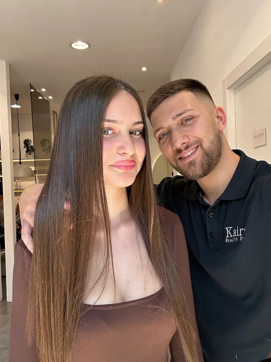 Marco al lavoro nel salone Kairos Beauty Studio